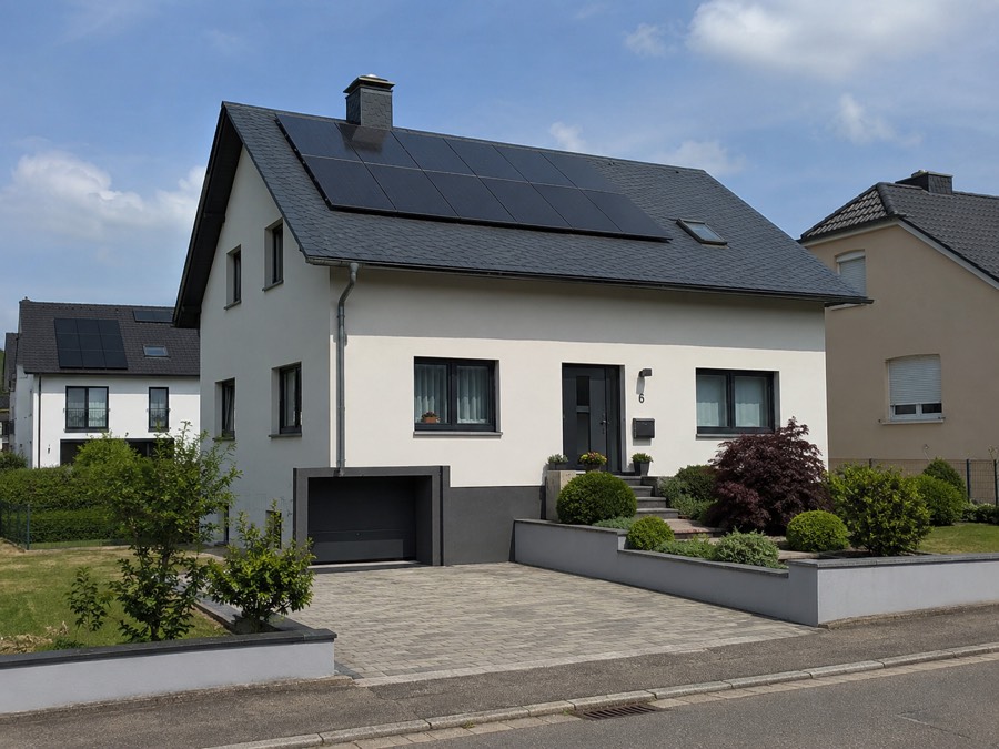 Maison moderne équipée de panneaux photovoltaïques noirs