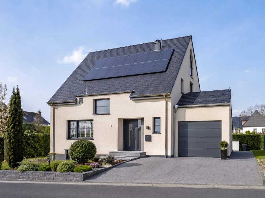 Maison individuelle au toit photovoltaïque