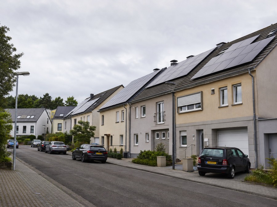 Rue de maisons mitoyennes équipées en photovoltaïque