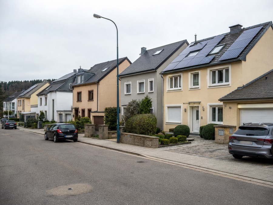 Quartier résidentiel dont plusieurs toits portent des panneaux solaires
