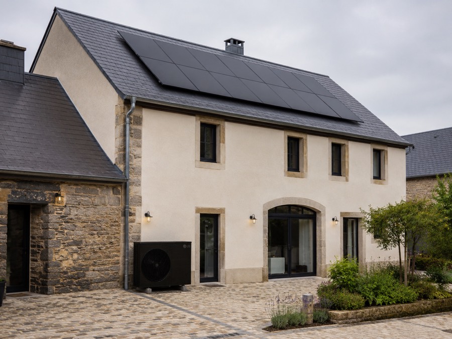 Longère en pierre avec panneaux photovoltaïques et pompe à chaleur
