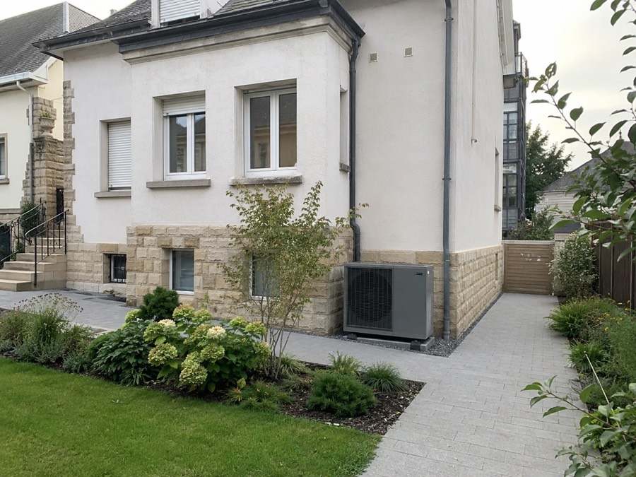 Maison de maître avec pompe à chaleur intégrée au jardin