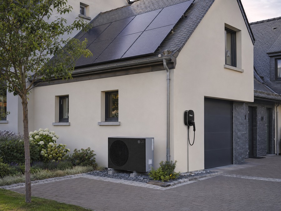 Pompe à chaleur et borne de recharge installées sur une façade