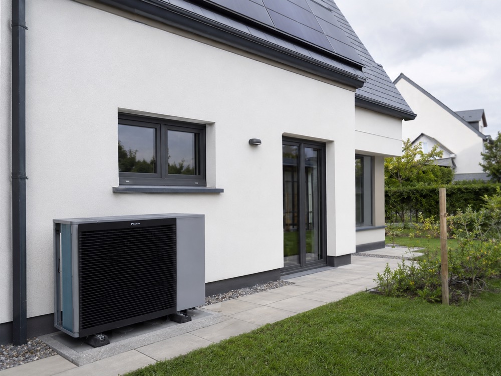 Pompe à chaleur installée le long d'une façade